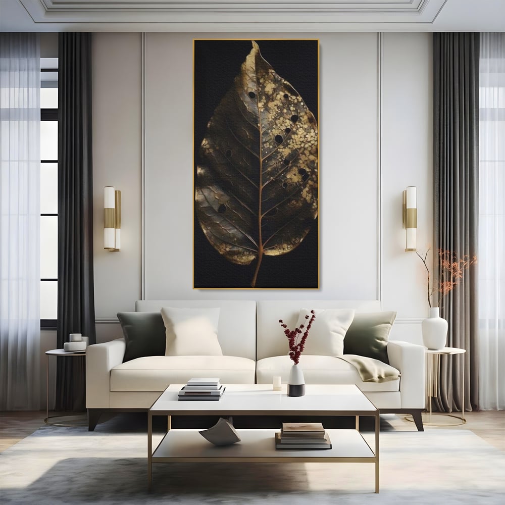 Tablou canvas cu tablou canvas cu frunza uscata, in rama de aluminiu auriu, pe perete intr-un living